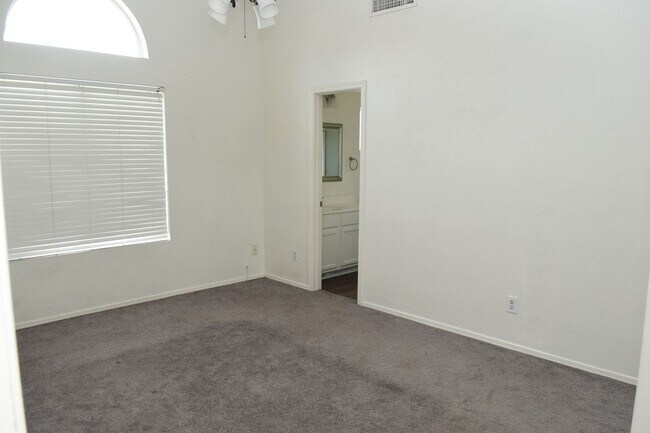 Building Photo - 16625 S 46th Pl