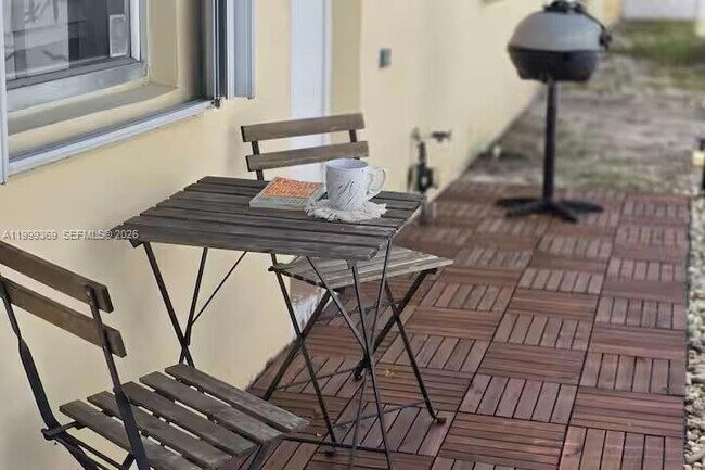 Building Photo - 108 SE 4th Terrace