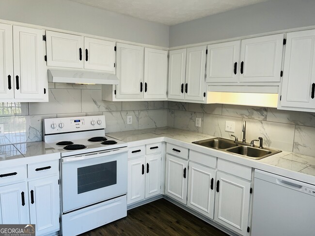 Building Photo - 104 Peachtree Ct