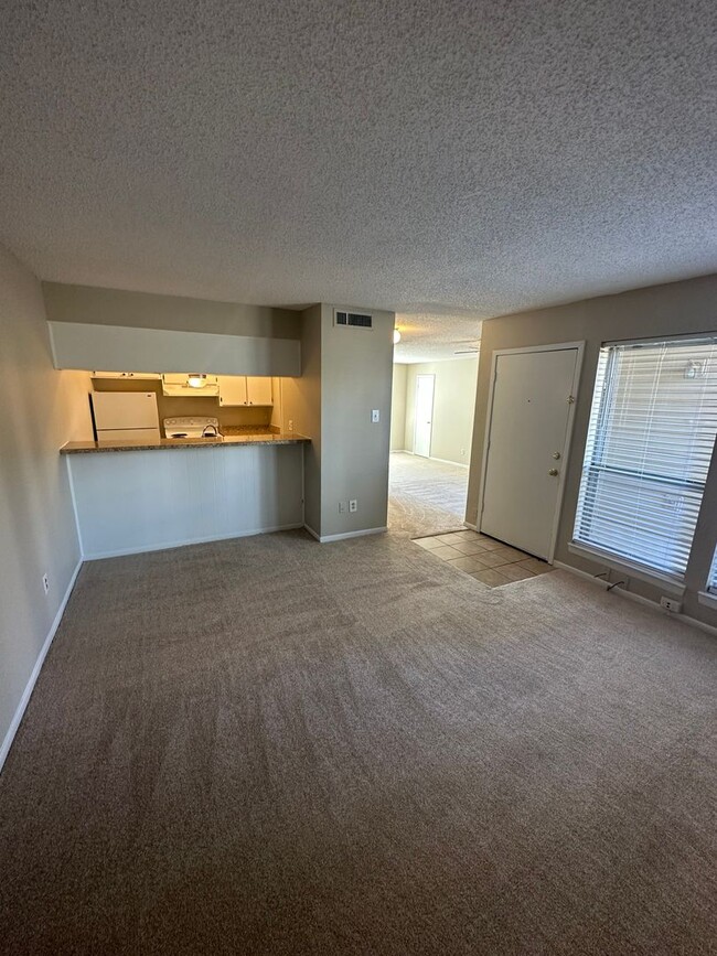 Building Photo - 1BD/1BA Condo located on the Germantown/Me...