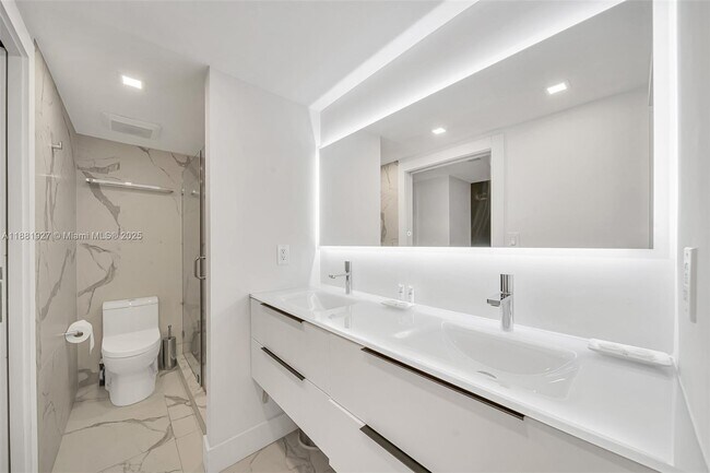 Building Photo - 2901 S Bayshore Dr