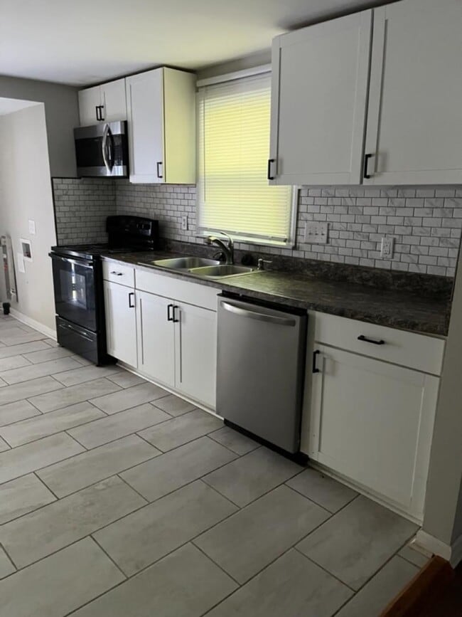 Building Photo - 1224 Essex Ave