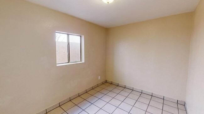 Building Photo - Centrally located 1 Bedroom Santa Fe apart...