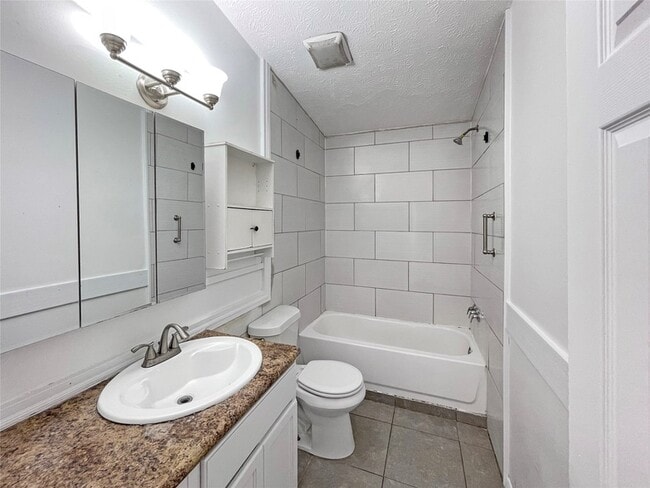 Building Photo - 11914 Kingslake Forest Dr