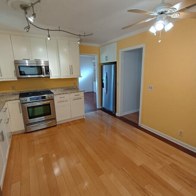 Building Photo - Modern Comforts with Granite & Hardwood Finishes!" 3 Bedroom 2 bath home.