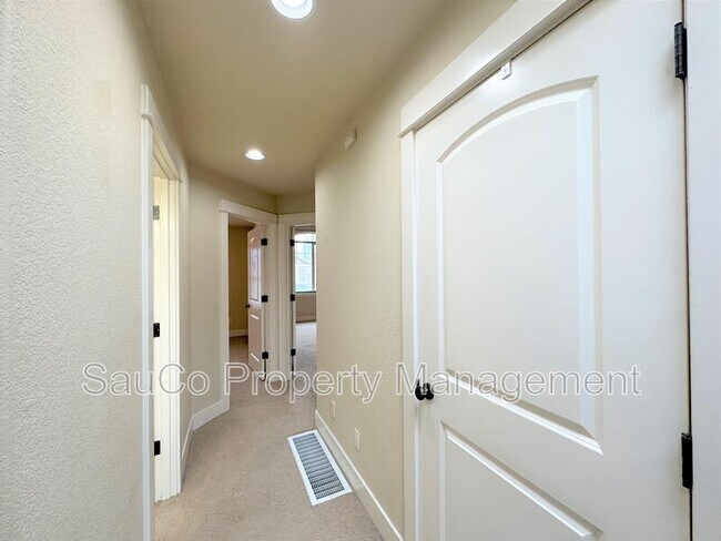 Building Photo - 727 NE 65th Ct