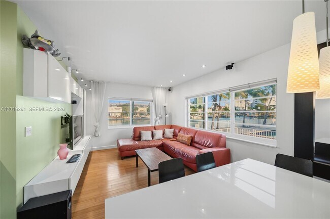 Building Photo - 7207 Bay Dr