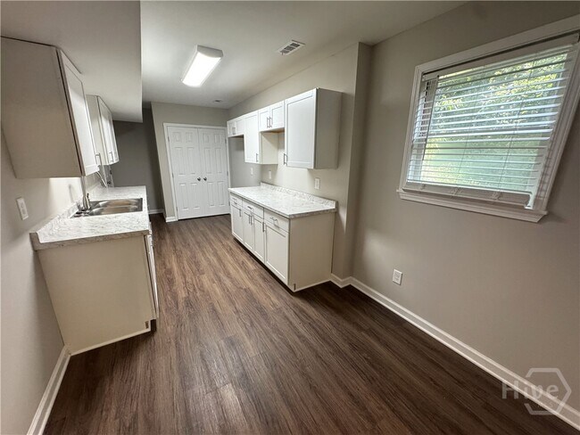 Building Photo - 620 Pinecrest Dr
