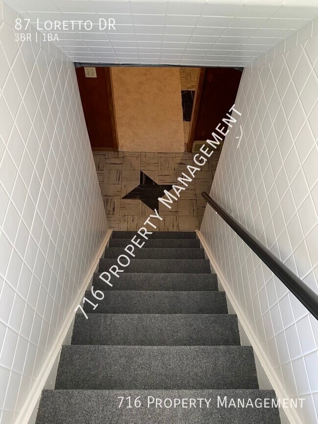 Building Photo - Newly Renovated Single Family Home! Move i...