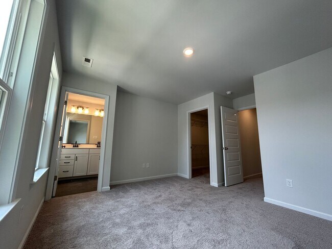 Building Photo - Luxury End-Unit Townhome with 2-Car Garage, Deck & Bonus Room – Available June 5!