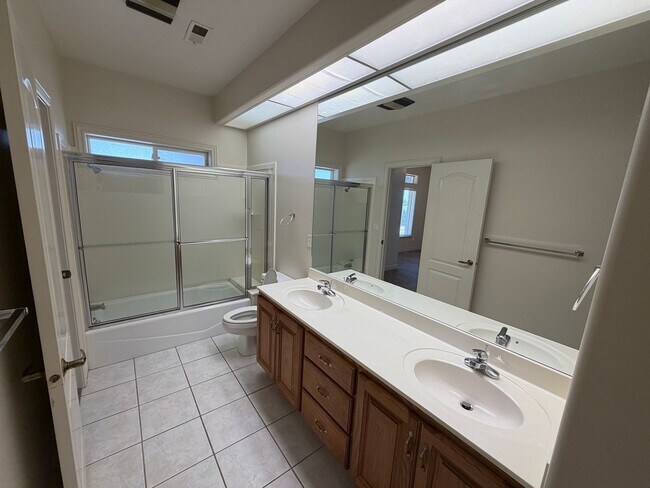 Building Photo - Spacious 4 Bed, 5 Bath Home with 3-Car Garage in Layton!