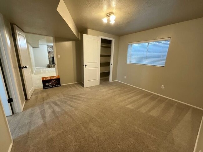 Building Photo - 5 bedroom 3 bath Home 2 car garage- Small dog friendly
