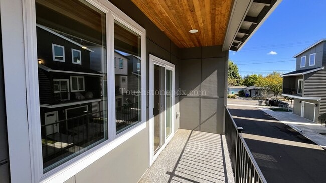 Building Photo - Modern 3-Bedroom Home!