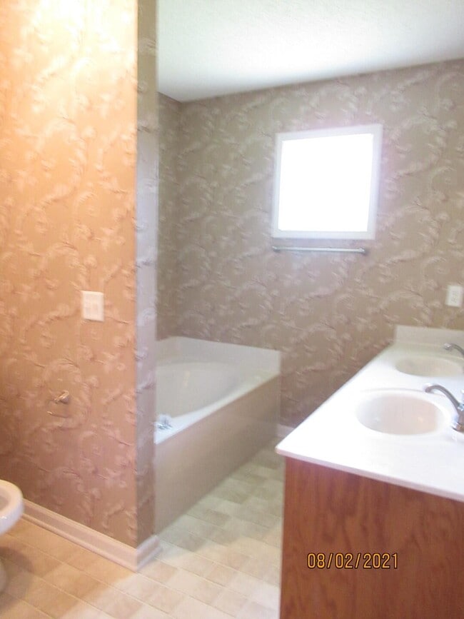 Building Photo - 3370 Aurora Dr
