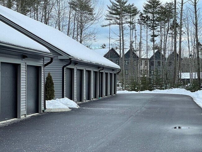 Building Photo - The Gables at Scarborough Downs: 2 Bedroom 1.5 Bath Condo, 2c. garage $2,750.00 4/01/2026