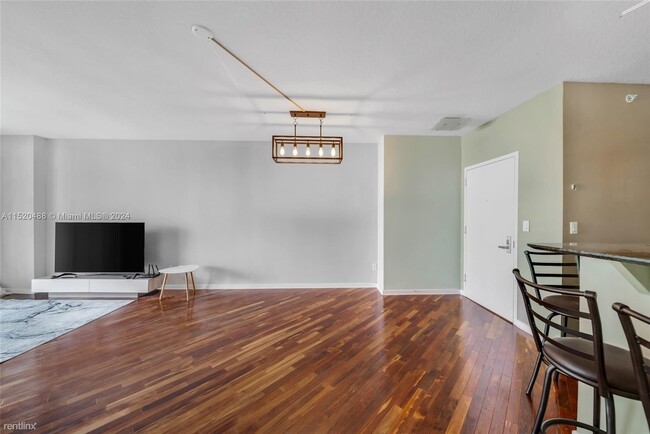 Building Photo - 2 br, 2 bath Condo - 335 S Biscayne Blvd A...