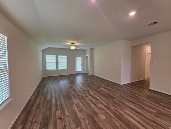 Building Photo - 2011 Cherryvale Dr