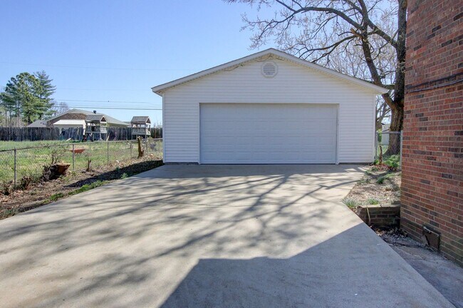Building Photo - Four Bedroom with Bonus Room and a detache...