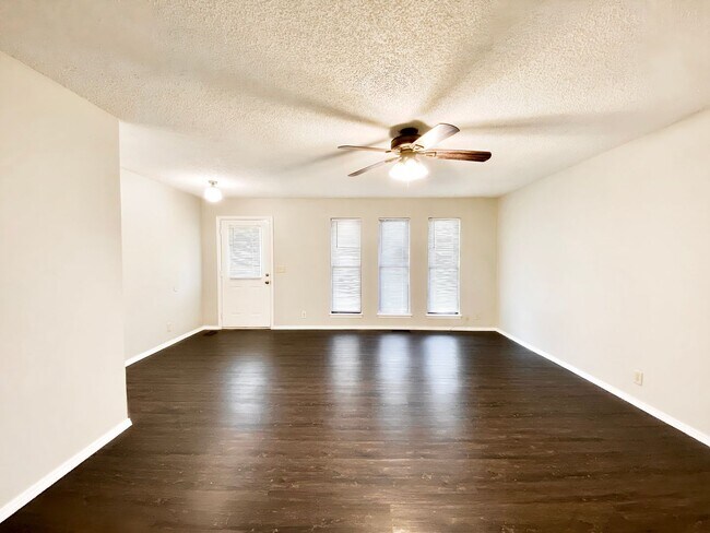Building Photo - Modern Comfort Meets Prime Location in West Highlands