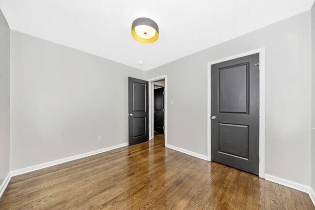 Building Photo - 406 E 9th St