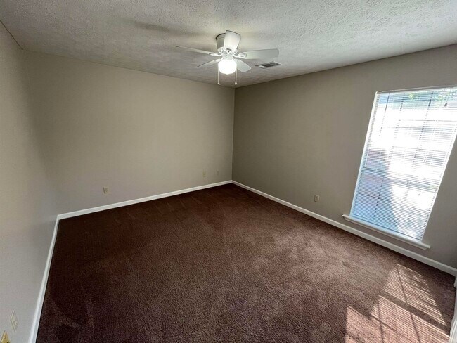 Building Photo - 28 Hillsboro Dr