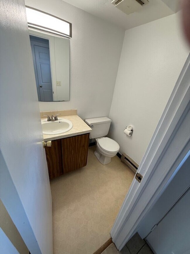 Building Photo - 3 Bedroom Townhome in FC!