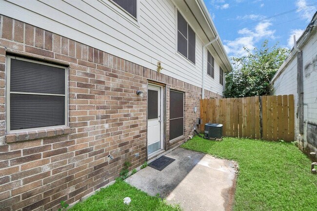 Building Photo - 10405 Shadow Oaks Dr