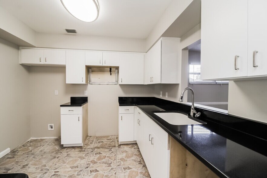 Building Photo - 8318 Mattituck Cir