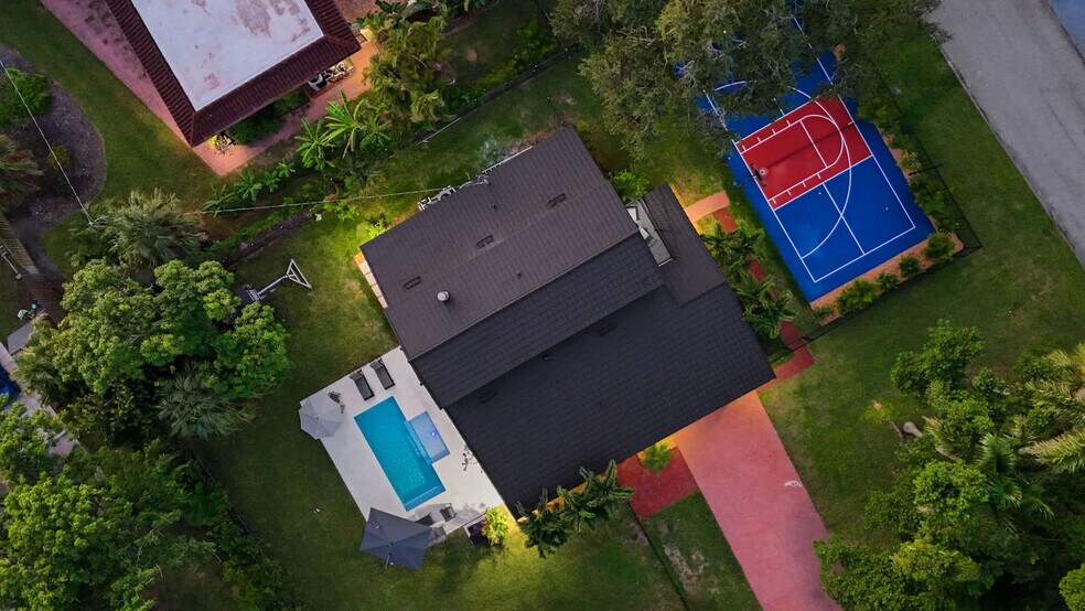 Building Photo - 612 Montezuma Dr