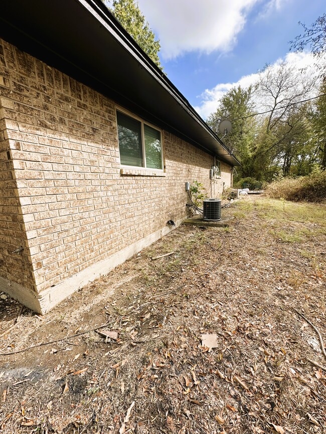 Building Photo - 103 Redbud Ct