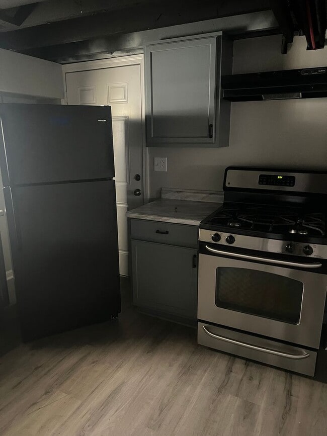 Building Photo - Charming / Totally Remodeled Apartment!