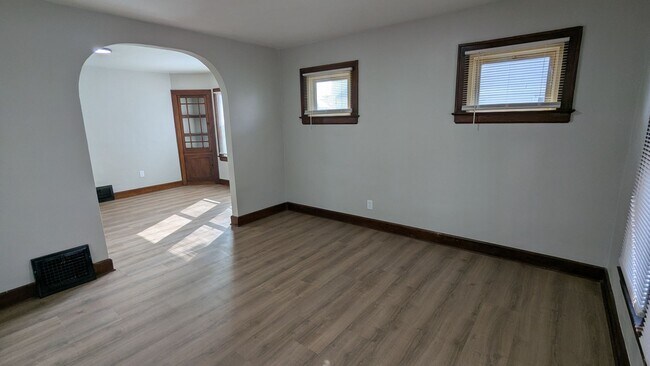 Building Photo - Charming 3 bedroom/1 bath home in the heart of Akron!