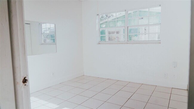 Building Photo - 6320 SW 10th Ct