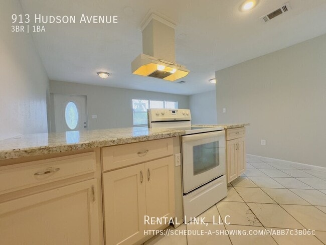 Building Photo - 913 Hudson Ave