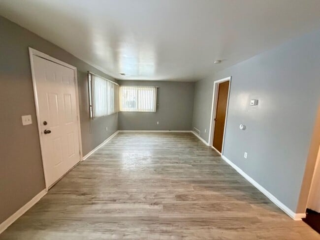 Building Photo - 2 Bedroom 1 Bath House For Lease Call 313-429-3244 KPM Detroit For Easy Showings