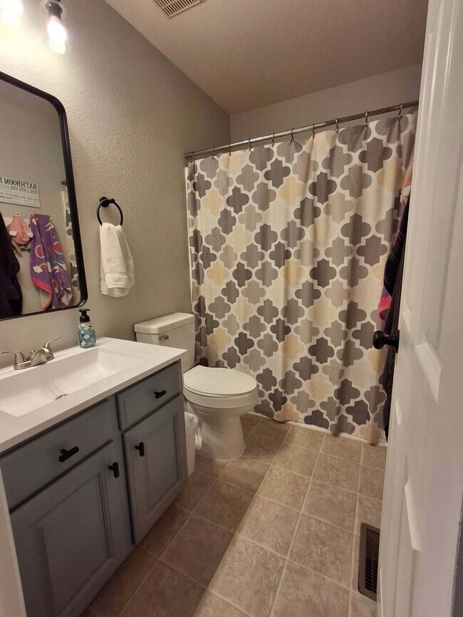 Building Photo - Beautiful Aurora Home - 4 Bedroom, 3 Bathrooms in Excellent Condition!
