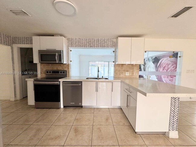 Building Photo - 19410 NE 19th Ave