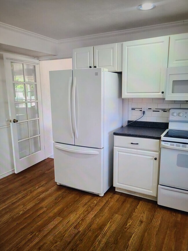 Building Photo - Beautiful 2 bedroom 2 bathroom home!