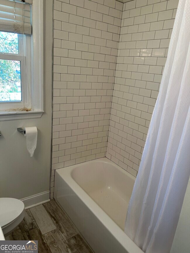 Building Photo - 116 Colonial Dr