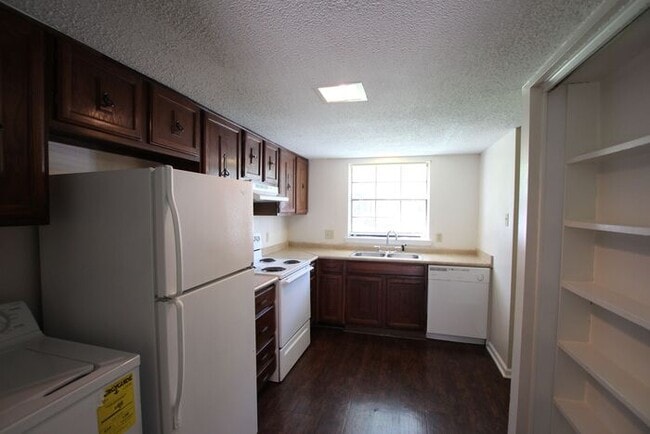 Building Photo - Available Now! 3 bedroom 2.5 bath townhome...