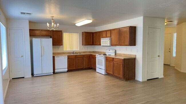 Building Photo - Beautiful 4 bed, 2.5 bath in Maricopa!