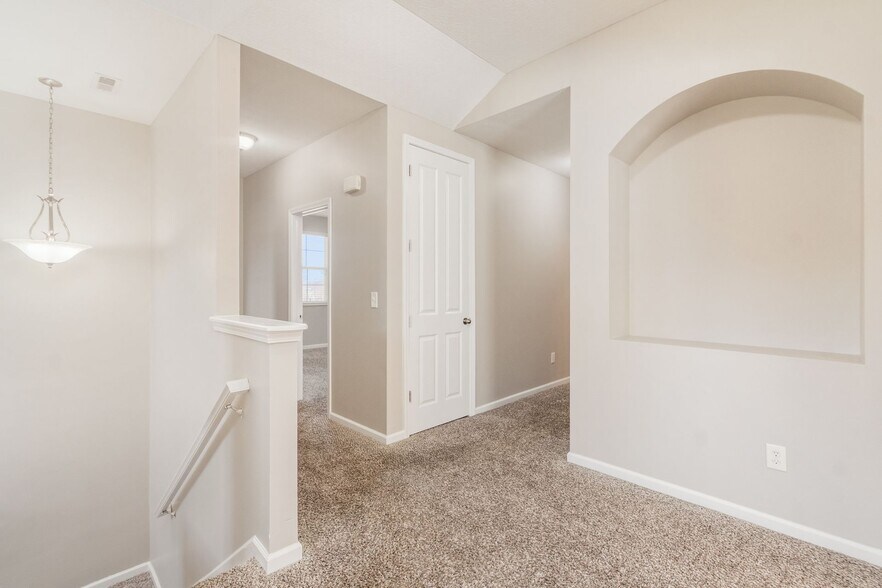 Building Photo - 560 Redwood Ln