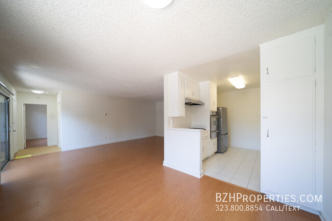 Building Photo - 954 1/2 N Croft Ave-104