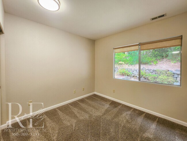 Building Photo - Spacious Tri-Level in East Bremerton | Cor...
