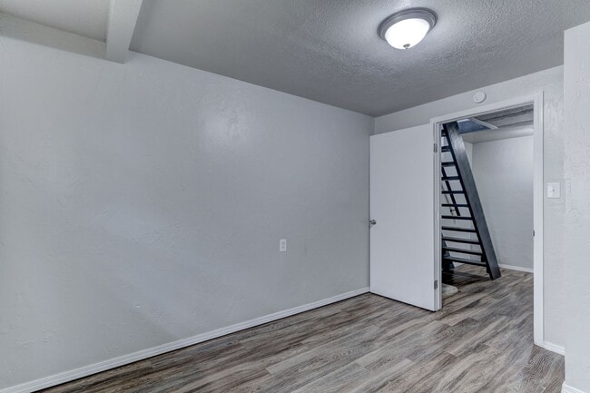 Building Photo - Newly Renovated  4 bedroom 1 bath