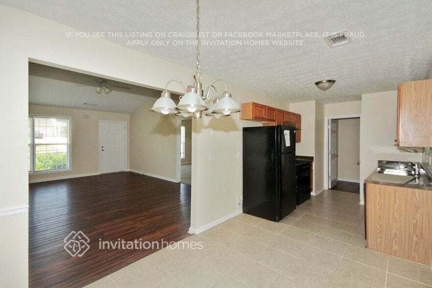 Building Photo - 1507 Locomotive Dr NE