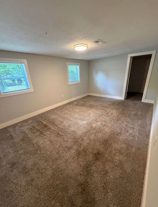 Building Photo - 4 Bedroom 2 Bathroom For Rent