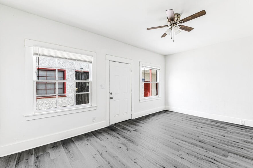 Building Photo - 1045 E 4th St