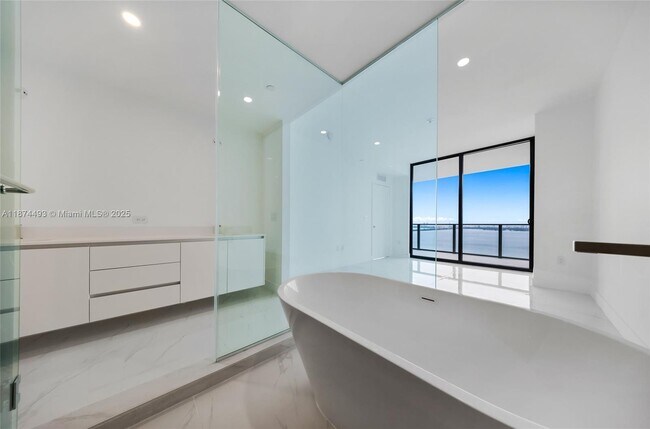 Building Photo - 700 NE 24th St