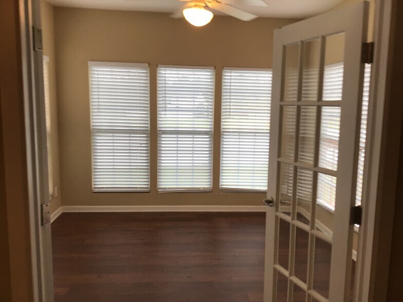 Building Photo - 555 Rockbridge Dr